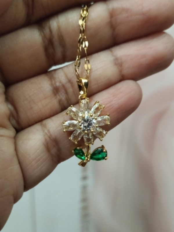 Crystal Daisy Pendant Charm Necklace (White & Green) Anti-tarnish, Stainless Steel - KRN08